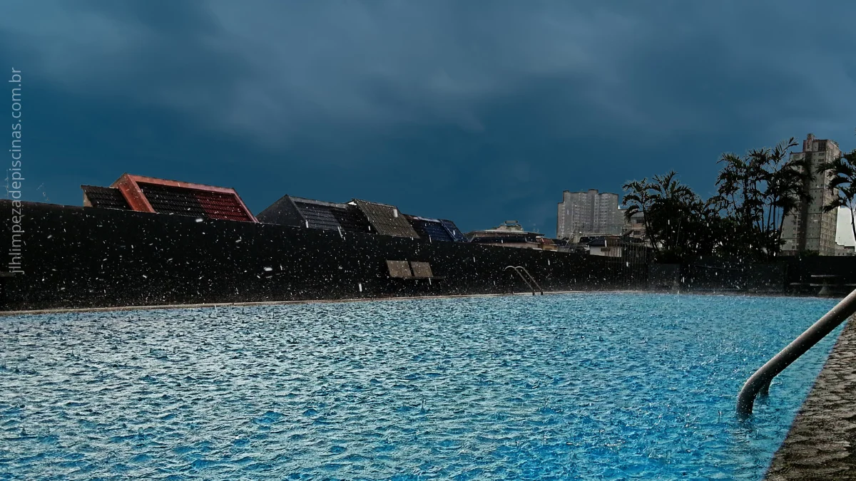 Chuva e piscina uma combinação perigosa; pode entrar na piscina com chuva