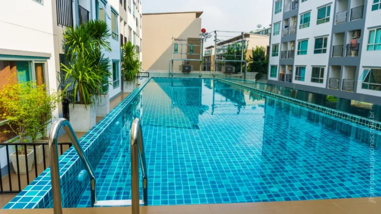 Limpeza de piscina do condomínio no Rio de Janeiro
