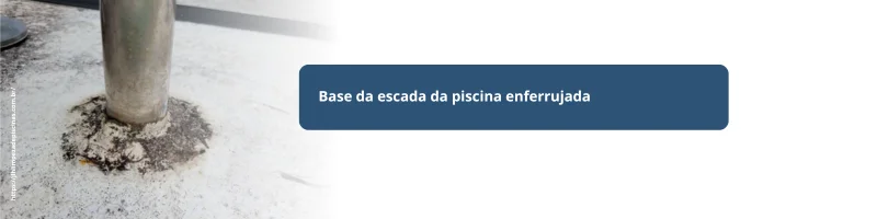 base da escada de piscina enferrujada devido ação de maresia